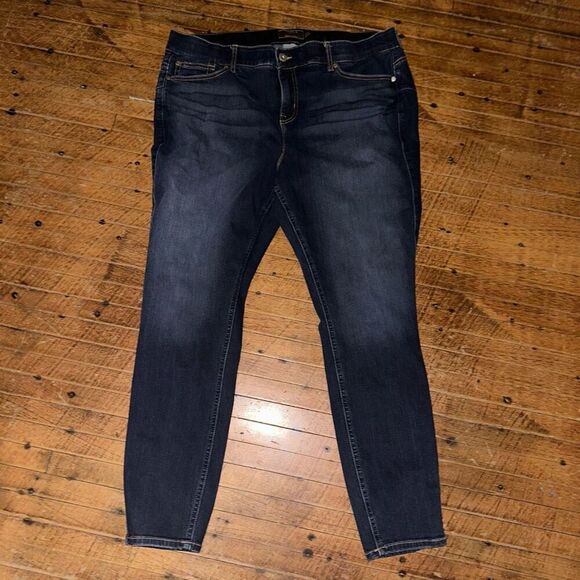 Torrid bombshell skinny 20 slimming stretchy jeans - Picture 2 of 4